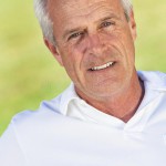 glücklicher-hübscher-älterer-mann-50563610